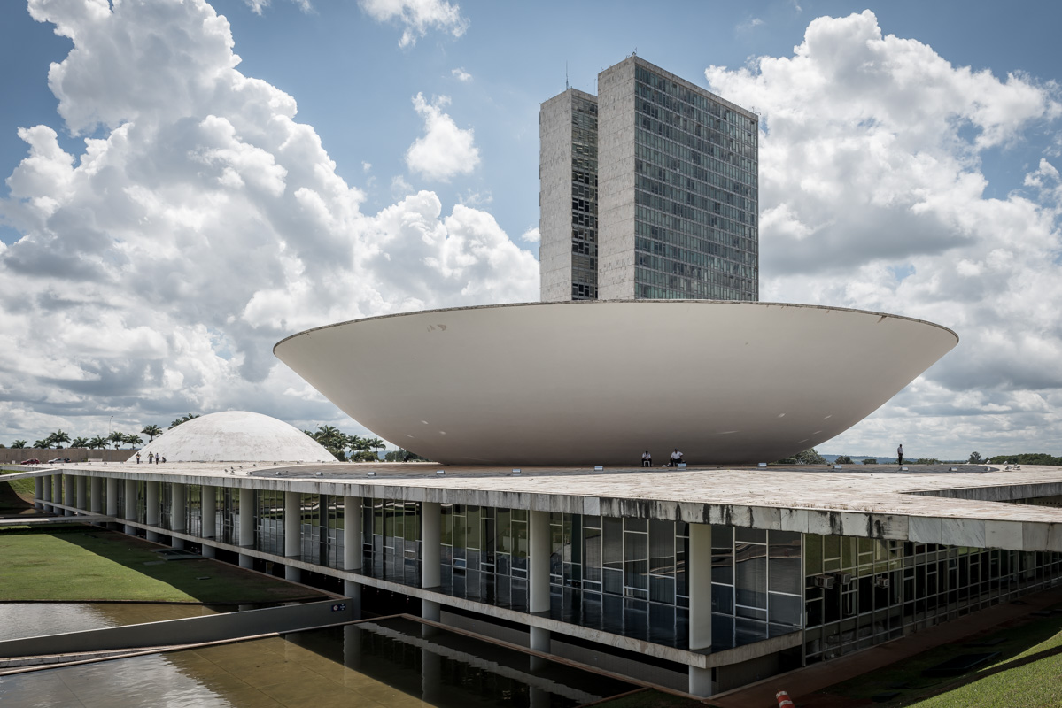 Die Schale über der Abgeordnetenkammer symbolisiert nicht nur die eine Hälfte des Nationalkongresses, sondern spendet zur Mittagszeit Schatten für die Wachen.