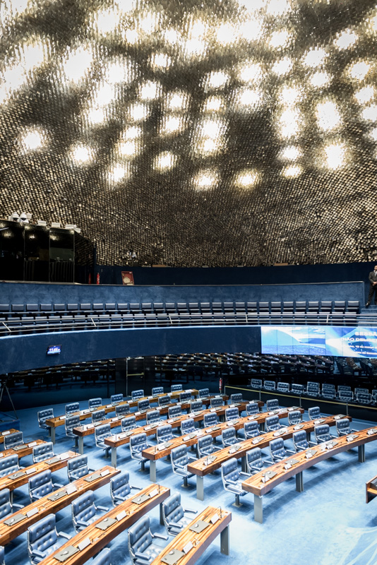 Die Decke des Senats besteht aus Tausenden Lamellen, die das einfallende Licht brechen und verteilen.