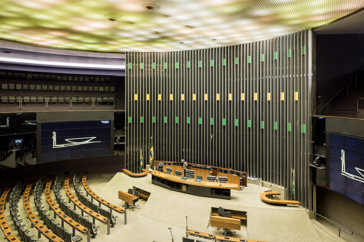 Nicht ganz so spektakulär, aber nicht weniger atmosphärisch präsentiert sich die Abgeordnetenkammer. Das grünstichige Licht verbindet sich mit dem Farbkonzept der Ausstattung.