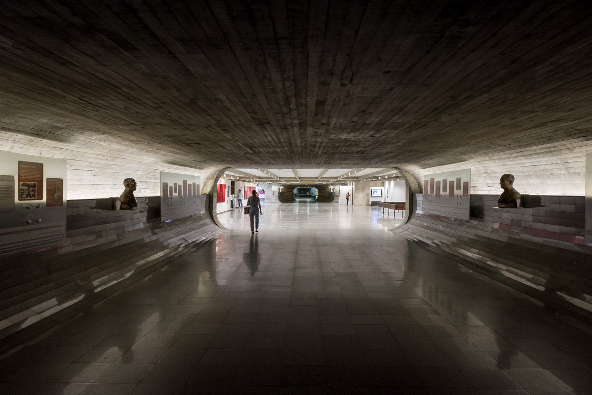 Fast wie ein U-Bahn-Tunnel sind Kongress und Verwaltung miteinander verbunden. Die draussen fehlenden Fussgängerwege finden sich hier unterirdisch.
