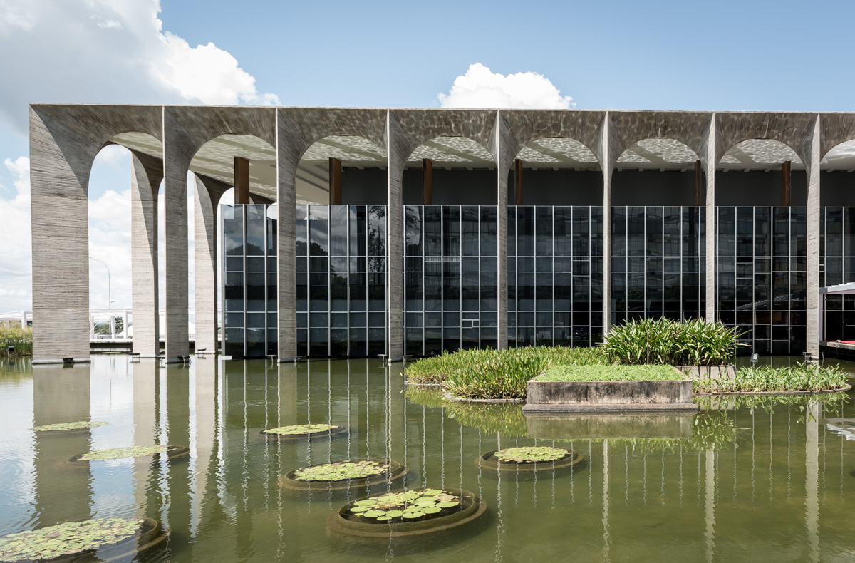 Die Spiegelung der vorgestellten und Schatten spendenden Bögen des Auswärtigen Amts lässt das Gebäude gross und elegant erscheinen und sorgt für den gewünschten Eindruck beim Besucher.