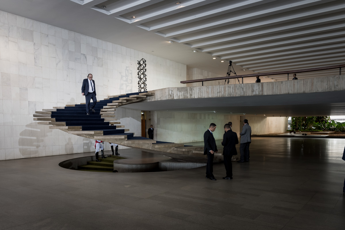 Blickfang der niedrigen Halle mit komplett frei tragender Decke ist die ohne jegliche Absturzsicherung gebaute Wendeltreppe. Lediglich ein Teppichbelag zeigt den sicheren Weg.