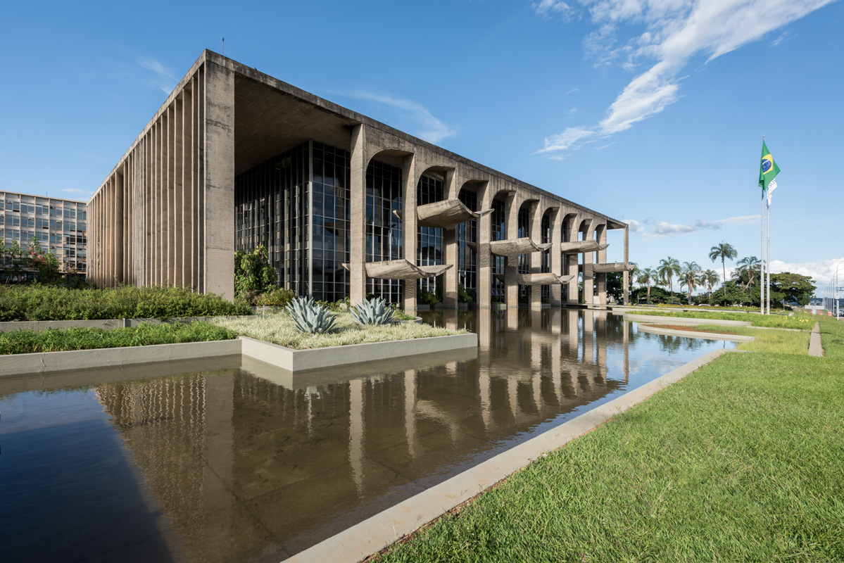 Den Auftakt der sonst gleichförmigen Ministerien bildet das Justizministerium. Die Wasserspeier stehen allerdings still – eine von vielen Sparmassnahmen der Stadt.