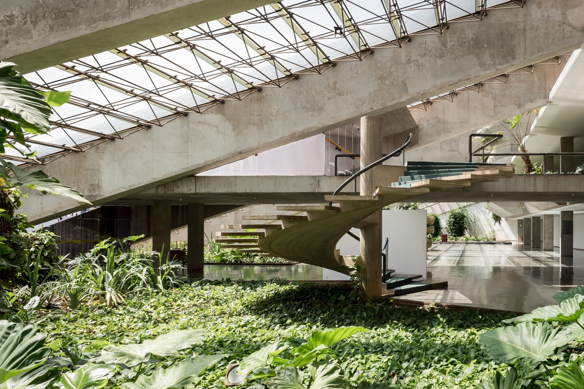 Eine ähnliche Treppe wie beim auswärtigen Amt befindet sich im Theaterfoyer. Da sie etwas schmaler ist, wird der Weg nach oben durch einen inneren Handlauf gesichert.
