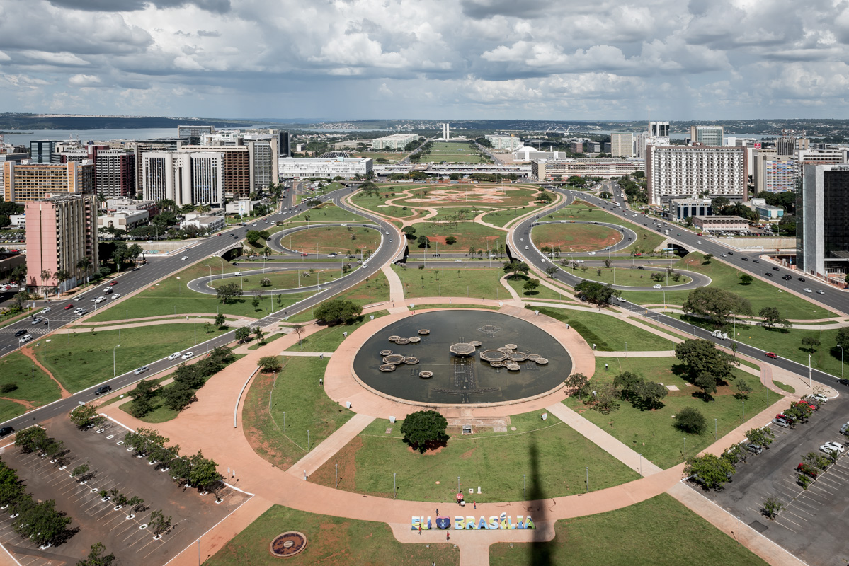 Der Blick vom Fernsehturm gegen Osten. Im Hintergrund die Türme am Platz der drei Gewalten. Den Beginn der Wohnflügel im Norden und Süden bildet heute eine Ansammlung aus Apartmenthochhäusern und vor allem Hotels.