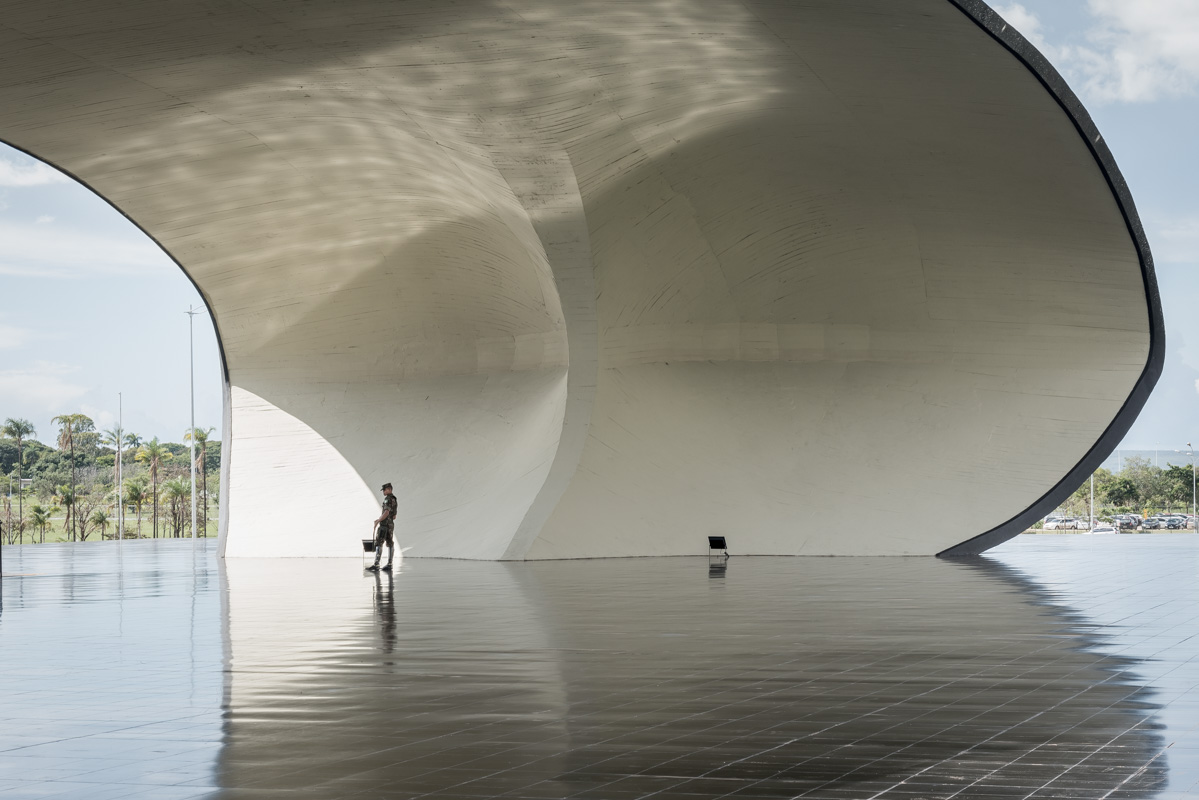 Eine richtige Funktion lässt sich dem muschelartigen Gebilde nicht zuordnen. Seine aussergewöhnliche Akustik scheint aber Grund genug zu sein, es von Soldaten bewachen zu lassen. Vielleicht ist es aber auch die direkte Nachbarschaft des Militärstützpunkts.