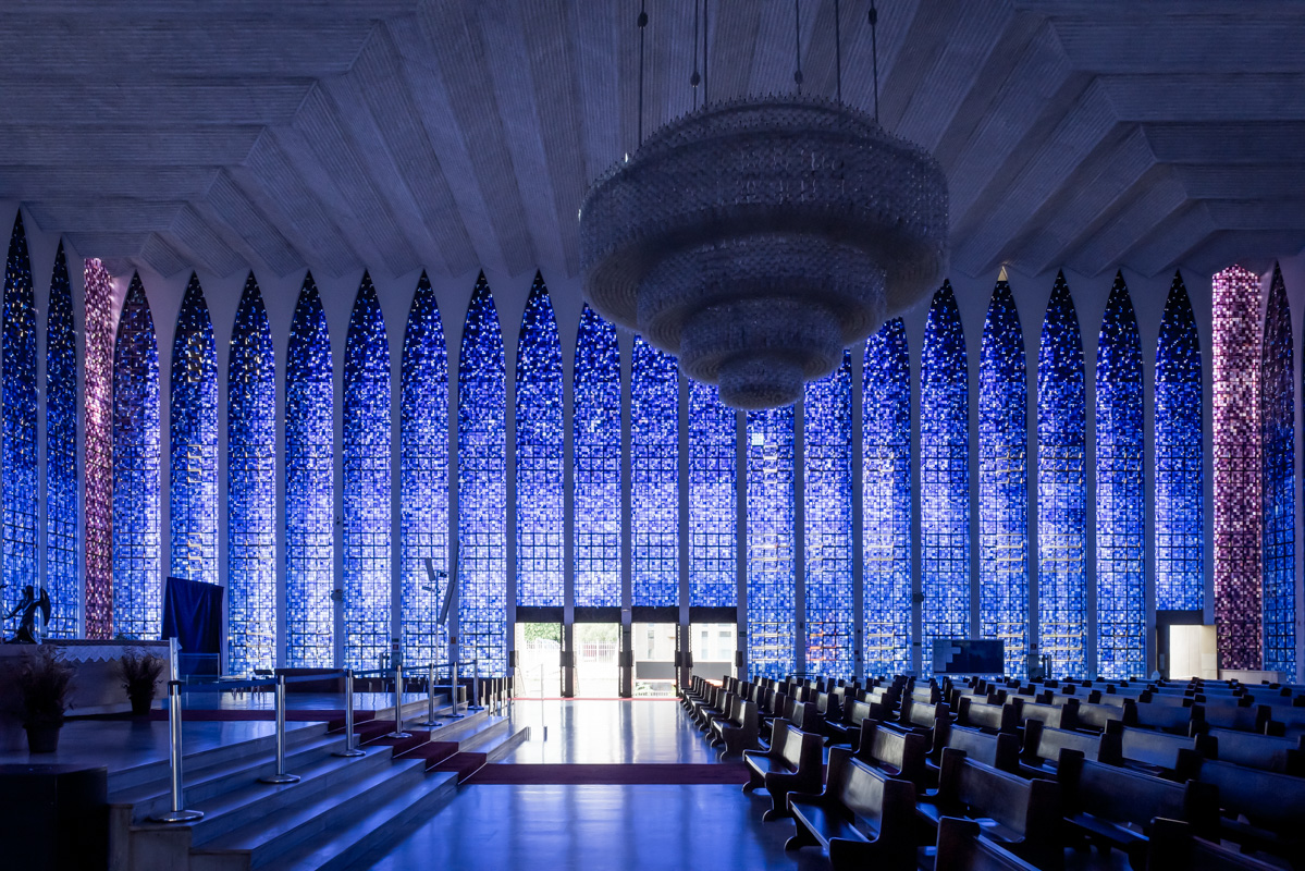 Das Innere der Don-Bosco-Kirche wird durch abertausende kleine Glasscheiben in das besondere blaue Licht gehüllt. Da wäre es doch fast ein Frevel, die 20 Rappen zu investieren, die die Kirche verlangt, um den Kronleuchter erstrahlen zu lassen.