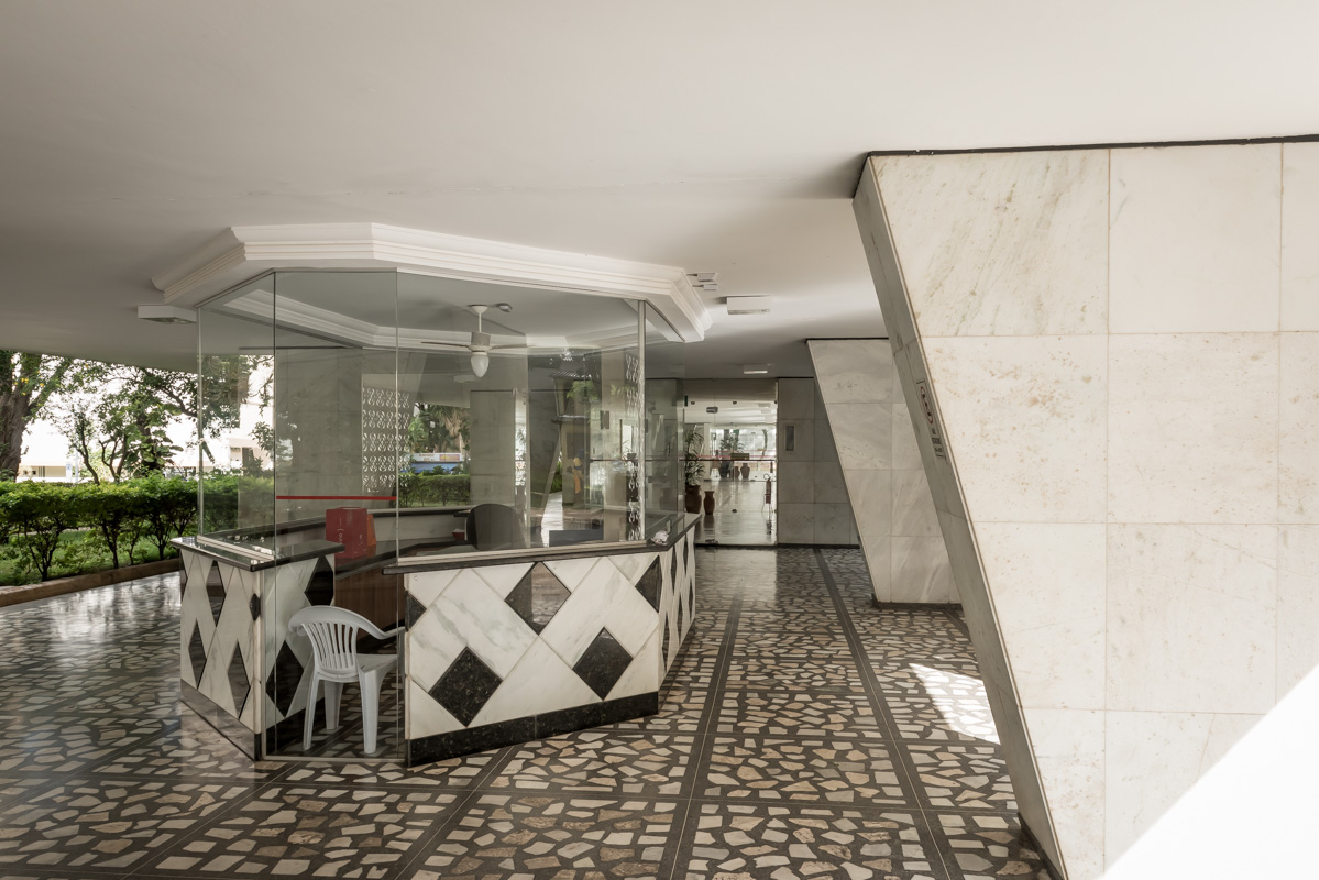 Auch bei den Wohnbauten lässt sich Le Corbusiers Lehre wiederfinden. Die Loslösung vom Boden sorgt für ein elegantes Entree der ansonsten etwas in die Jahre gekommenen Strukturen.