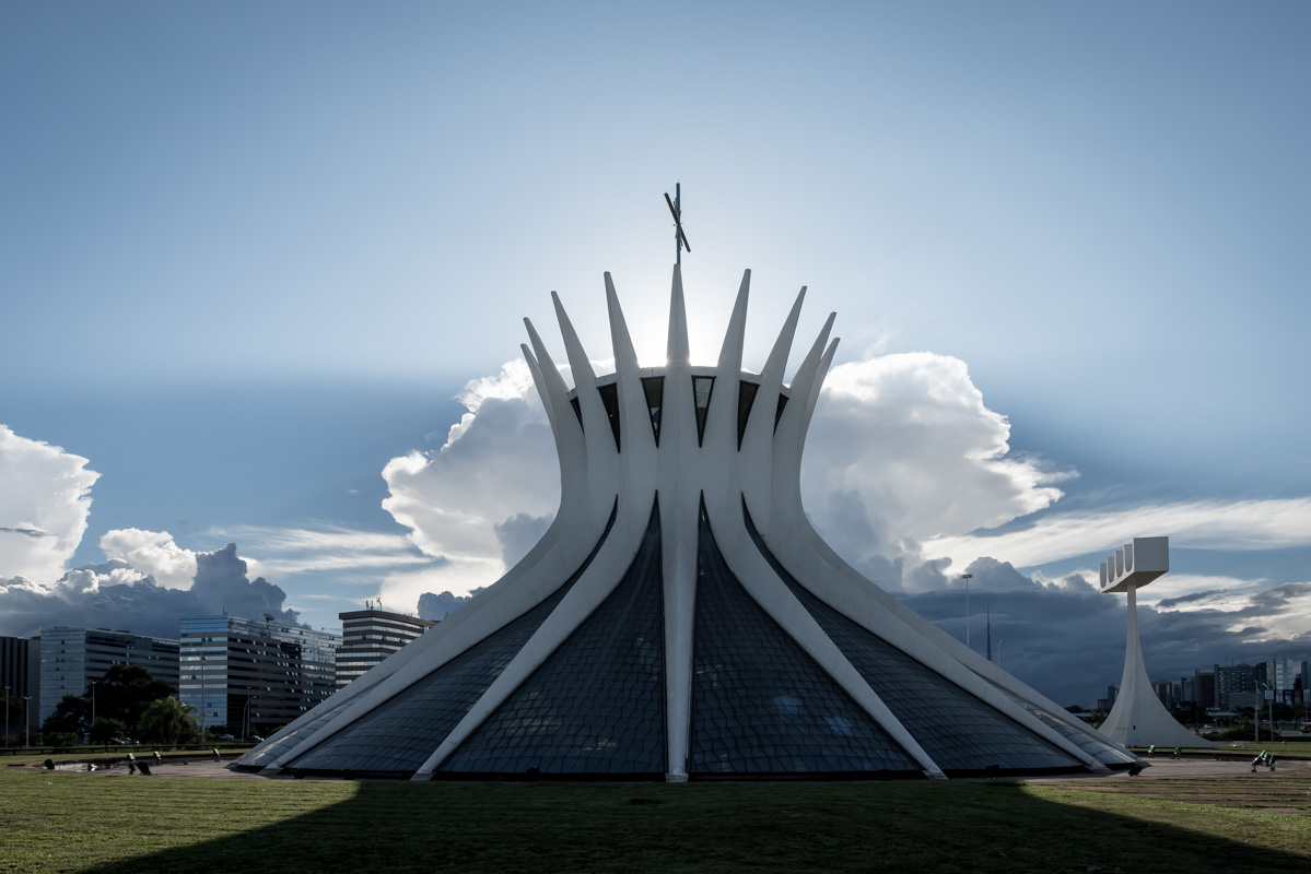 Niemeyer wollte eigentlich keine Kathedrale für Brasília bauen. In einem so streng katholischen Land war dies aber kaum möglich. Wenn sich die Sonne hinter das Bauwerk schiebt, scheint es wie eine Anerkennung von oben.