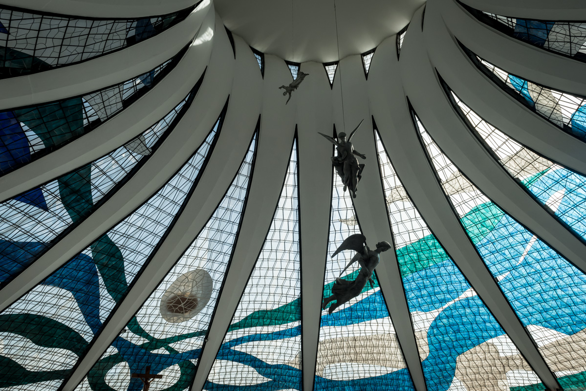 Beim Bau der Kathedrale war das Budget nicht ausreichend, um das Glas in Farbe auszuführen. Zunächst gab es daher eine weisse Verglasung. Erst 2010, 40 Jahre nach der Eröffnung, wurde die Künstlerin Marianne Peretti mit einer Neugestaltung beauftragt.