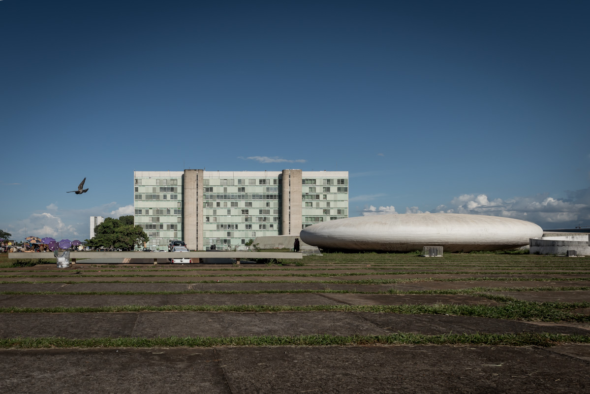 Das Taufgebäude der Kathedrale steht wie ein Ufo vor dem letzten Gebäude der Ministerienallee.