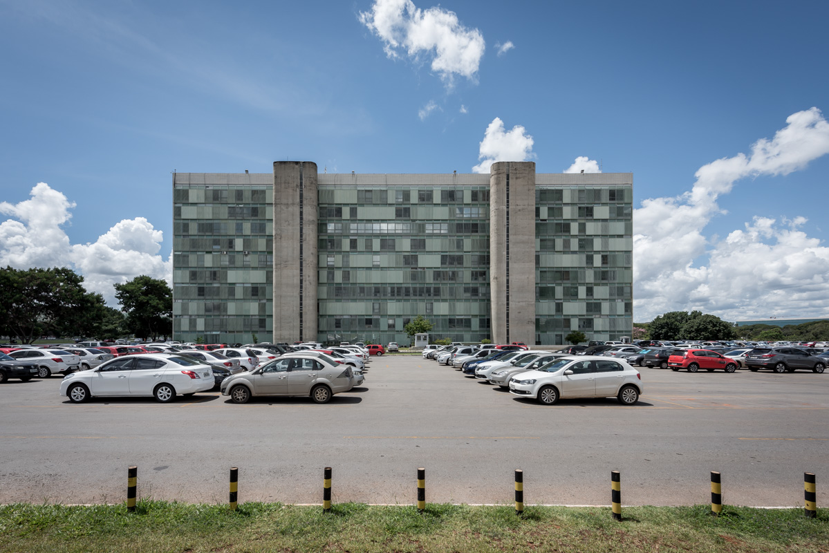 Wie Schornsteine wirken die Erschliessungskerne der völlig gleich gestalteten Ministerien. Davor das wichtigste Verkehrsmittel der Bewohner, ohne das man in Brasília nur mühsam vorwärts kommt.