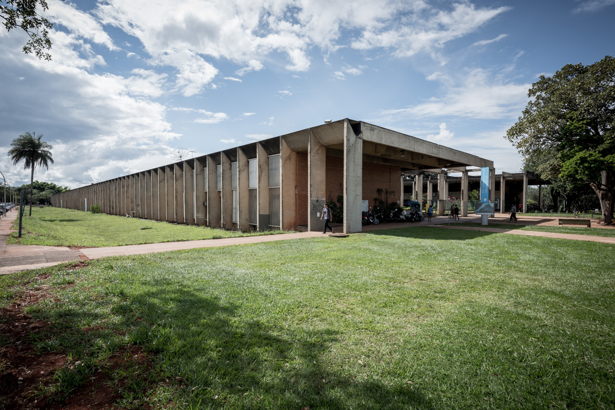Aus der Luft sieht das zweistöckige Universitätsgebäude aus wie ein riesiger Bumerang. Die zwei durch einen grossen Garten getrennten Bögen sind immer wieder durch kleine Plätze miteinander verbunden und bieten Studenten Treffpunkte und Händlern mögliche Geschäfte.