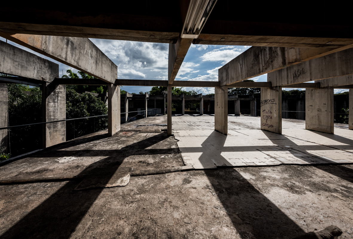 Auch wenn der Universität noch weniger Mittel zur Verfügung stehen, um notwendigen Reparaturen nachzukommen, sorgt das Licht- und Schattenspiel für spannende Atmosphären.