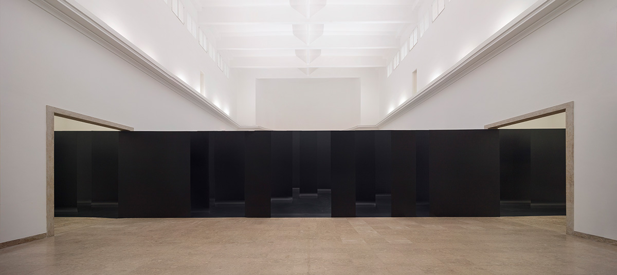 Die Vorderseite der Informationstafeln erscheinen als undurchdringliche Mauer.