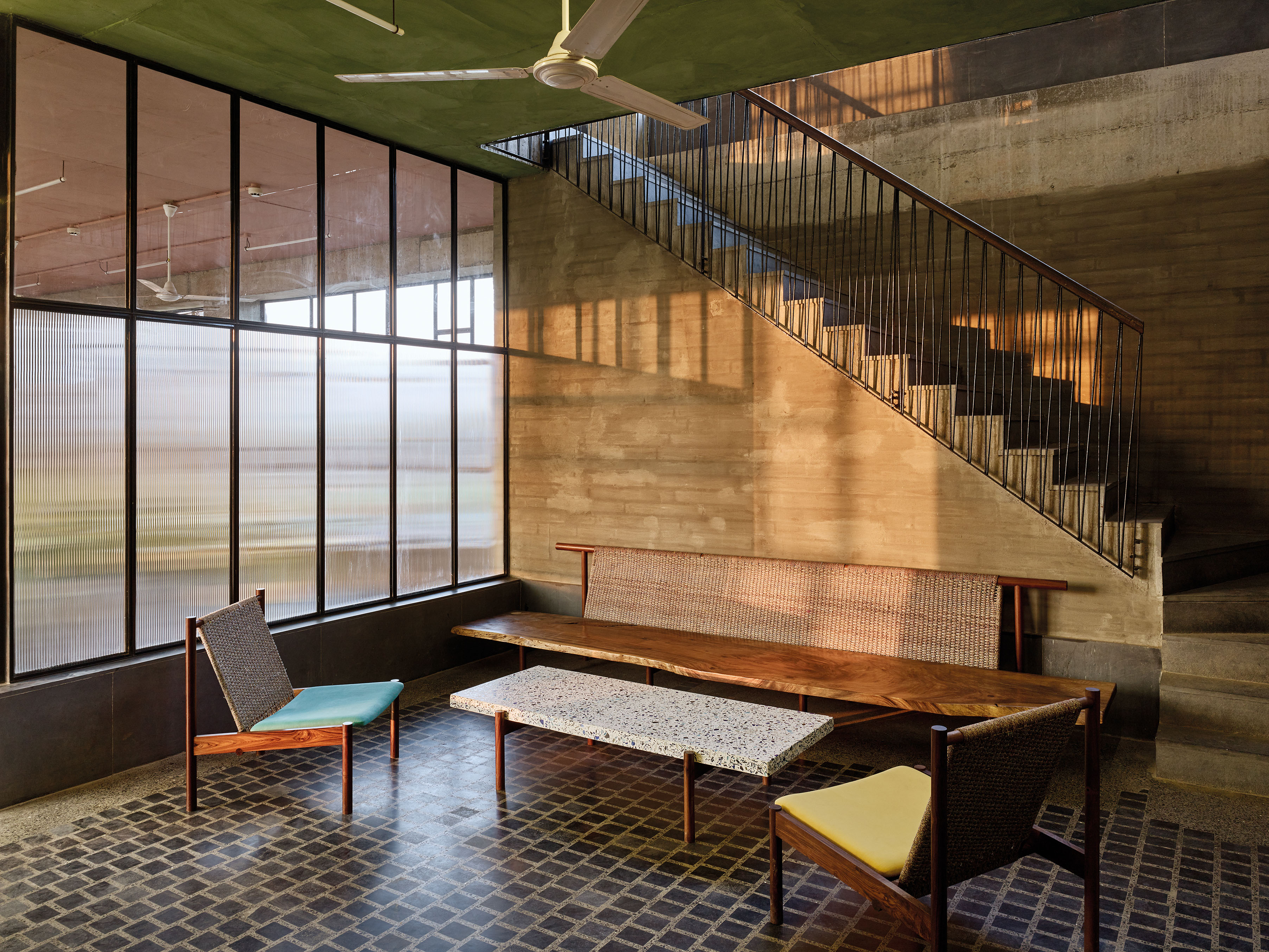 La rencontre entre une simplicité structurelle et un mobilier fait sur mesure