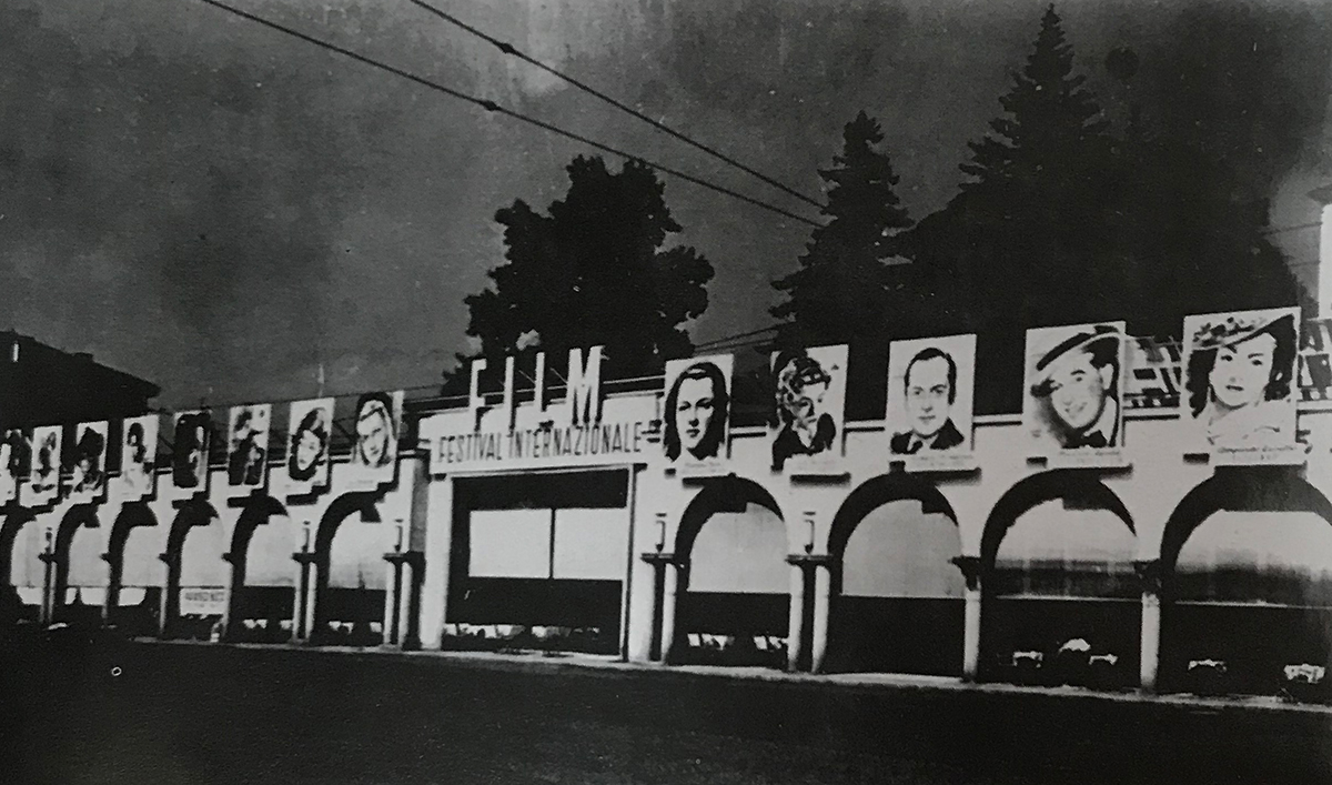 Die Säulengänge der Via Stazione in Locarno vor den Gärten des Grand Hotel, mit 19 vergrösserten Porträts von Filmstars.