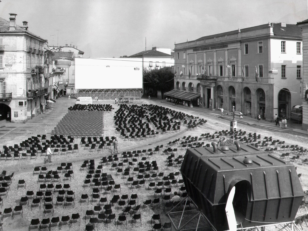 1971: Die Piazza Grande als Veranstaltungsort. Im Vordergrund die Projektionskabine von Livio Vacchini.