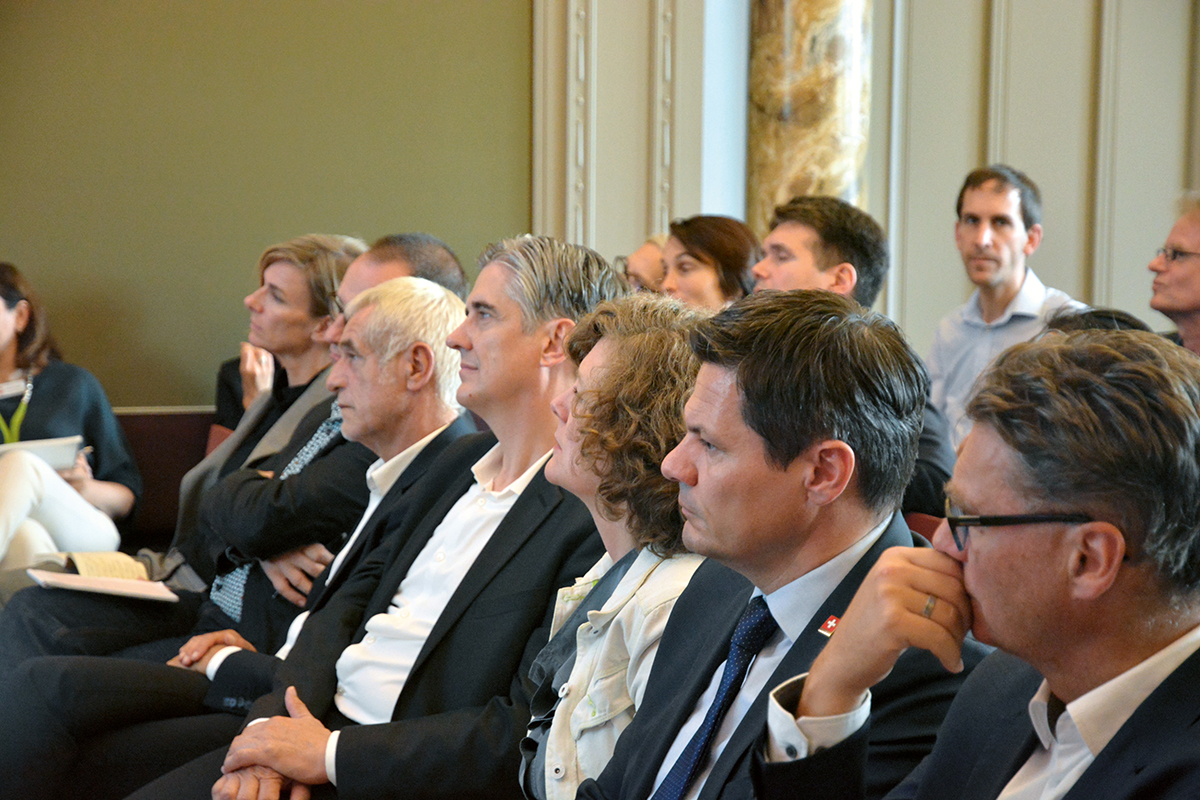 Folgen dem Gespräch in der Schweizer Botschaft interessiert: Ralf Nibergall, Stefan Cadosch, Francesca Ferguson, Viktor Vavricka.