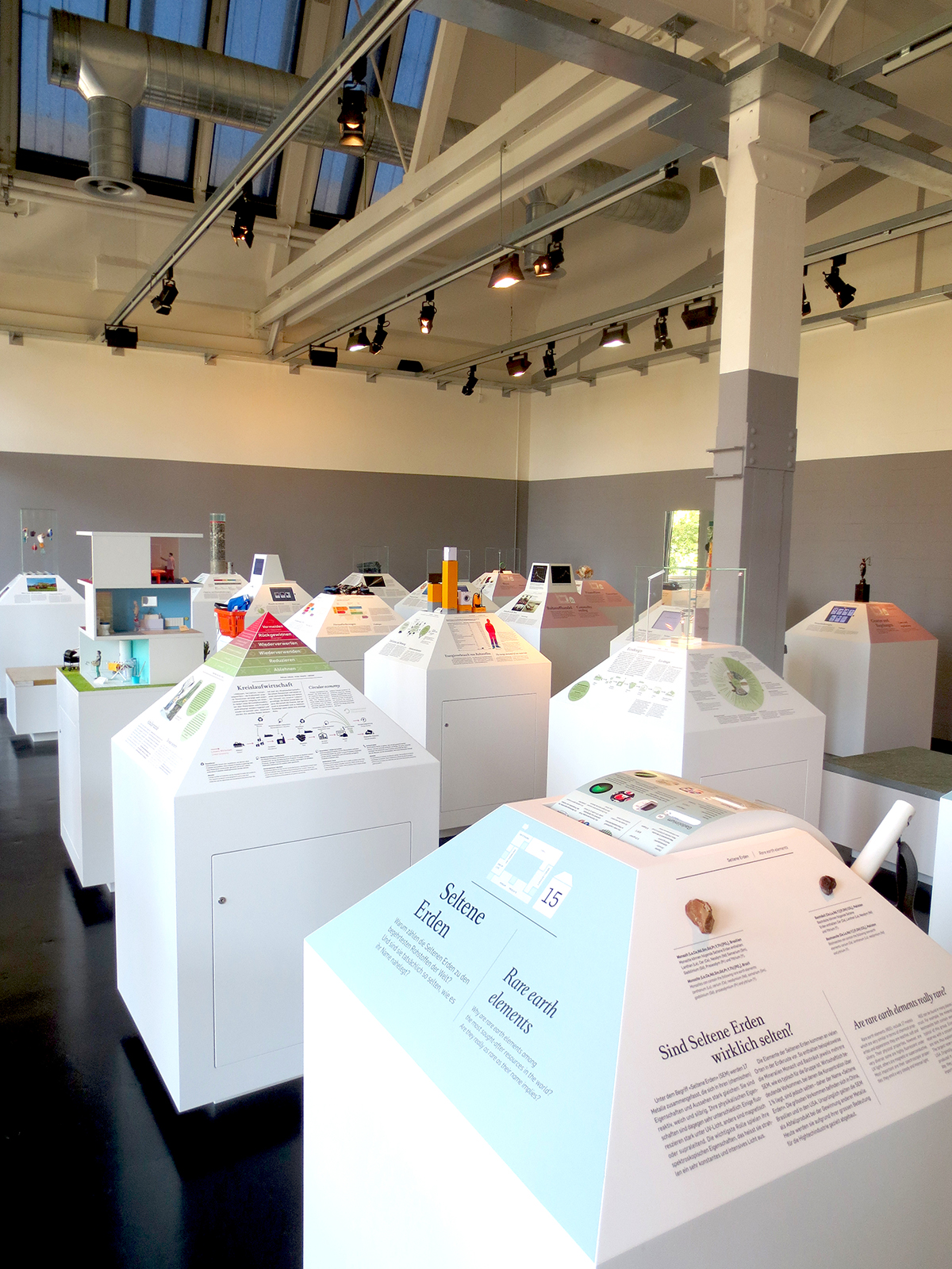 39 Themenmodule führen durch die Sonderausstellung «BodenSchätzeWerte» im Museum für Urgeschichte(n) Zug.