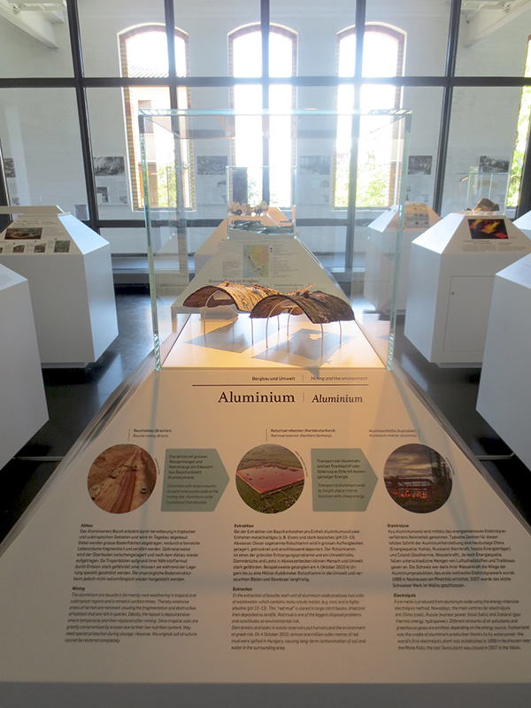 Bergbau und Umwelt: Die Herstellung von Aluminium belastet die Umwelt stark: Das Aluminiumerz Bauxit wird mithilfe von grossen Wassermengen und Natronlauge abgebaut, bei der Extraktion entstehen metallhaltige und stark basische Abwässer, die ein grosses Umweltrisiko darstellen (der sogenannte Rotschlamm). Da die Verhüttung von Aluminiumoxid zum Reinmetall Aluminium sehr energieintensiv ist, wird das Aluminiumoxid hierfür per Frachtschiff oder Güterzug an Orte mit kostengünstiger Energie transportiert (