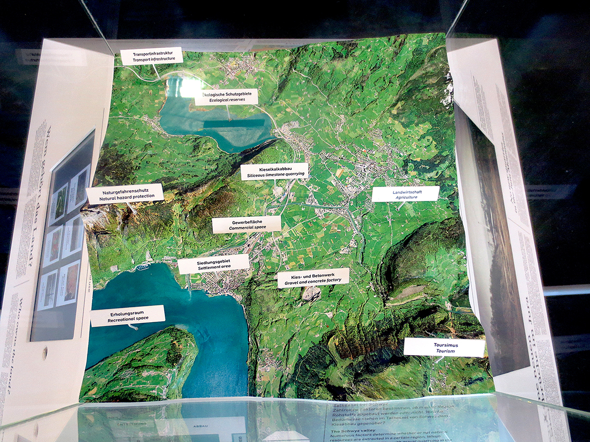 Landnutzung: Viele unterschiedliche Faktoren bestimmen, ob in einer Region Rohstoffe abgebaut werden oder nicht. Im Talkessel bei Schwyz beispielsweise stehen dem Abbau von Kies zahlreiche andere Bedürfnisse gegenüber.