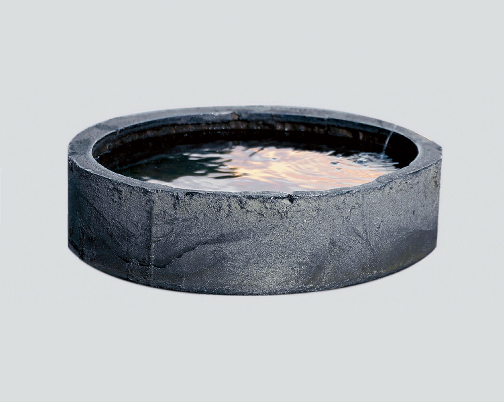 Beim drittrangierten Projekt «Basaltguss» ist der Name Programm: Eine archaische Schale aus geschmolzenem Basaltgestein bildet das Wasserbecken.