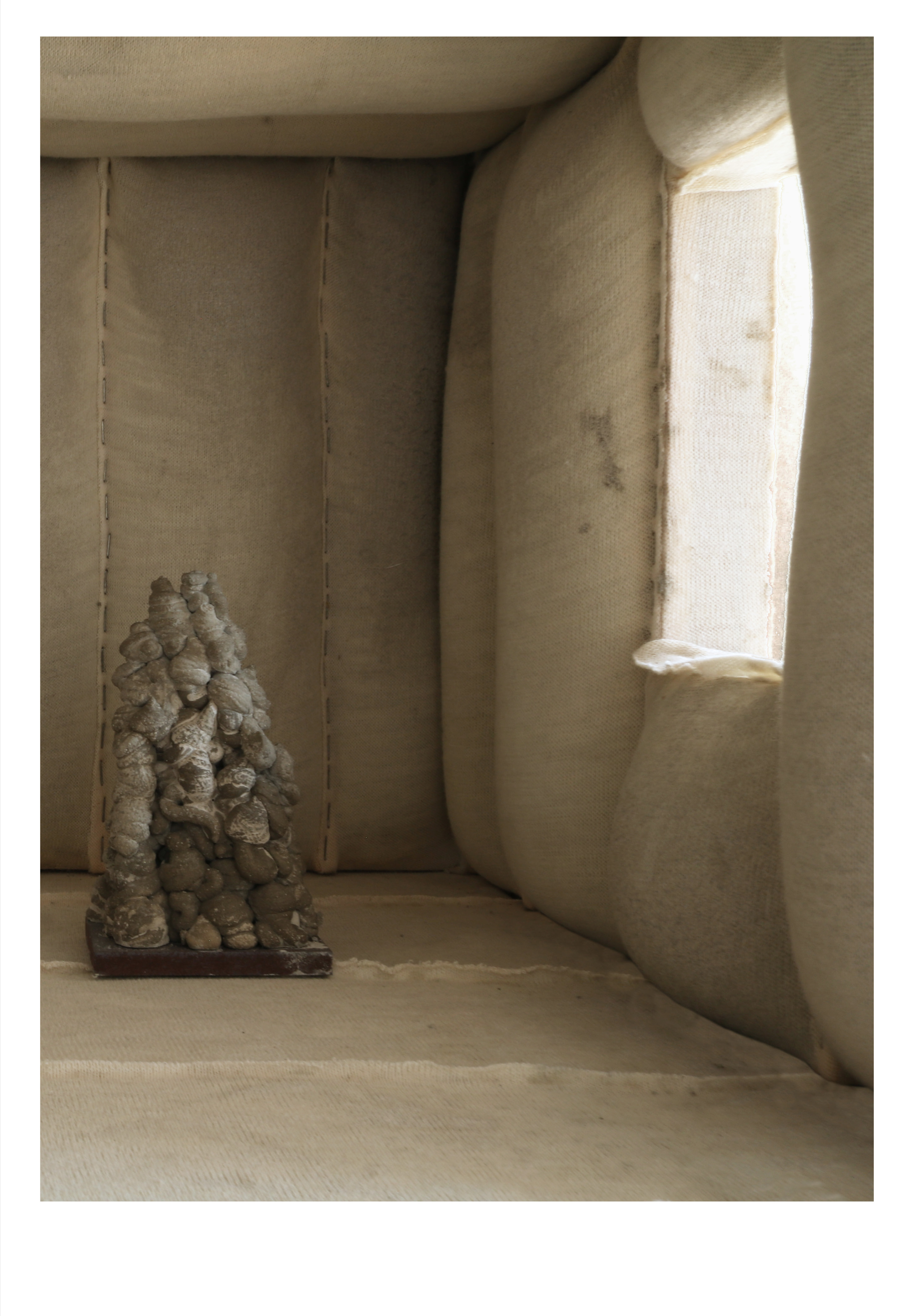 HOTEL INTERCONTINENTAL, spring semester 2017 Agnieszka Gronek A work by Anish Kapoor, CONCRETE SCULPTURES, 2012. Concrete casted in textile formwork.