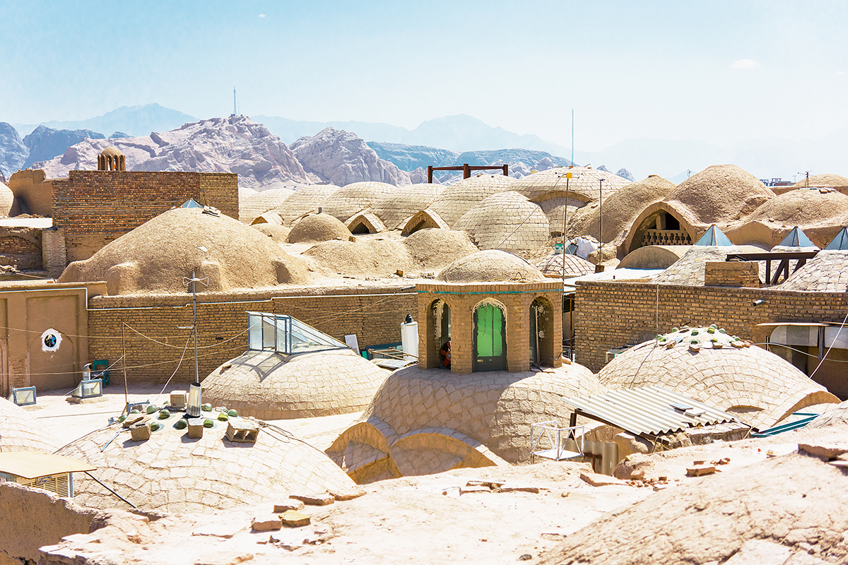 Kashan, die ununterbrochene Dächerfolge, die die Strassen und Gassen mit Bögen, Gewölben und Kuppeln überdeckt.