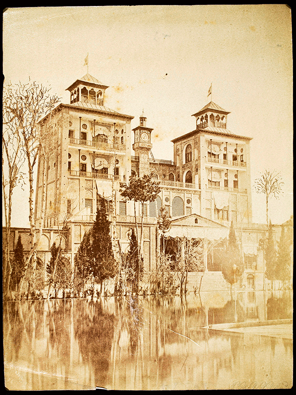 Shams ol-Emareh, das erste fünfstöckige Gebäude in Teheran, das Naser al-Din Schah 1861 im Golestanpalast errichten liess, ist zugleich eines der ersten Gebäude