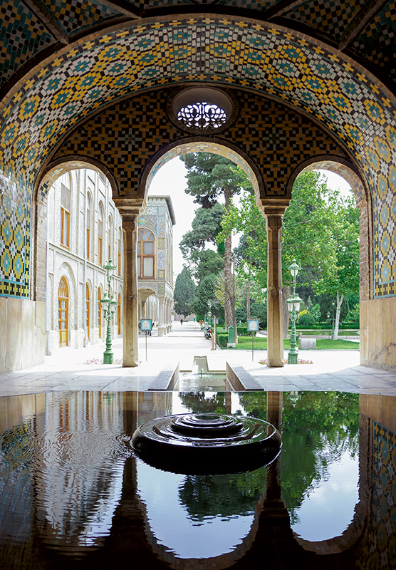 Der Gebäudeteil Khavlat-e Karim Khan im Golestanpalast in Teheran stammt aus dem Jahr 1759. Auf der gegenüberliegenden Seite befindet sich auch das fünfstöckige Shams ol-Emareh.