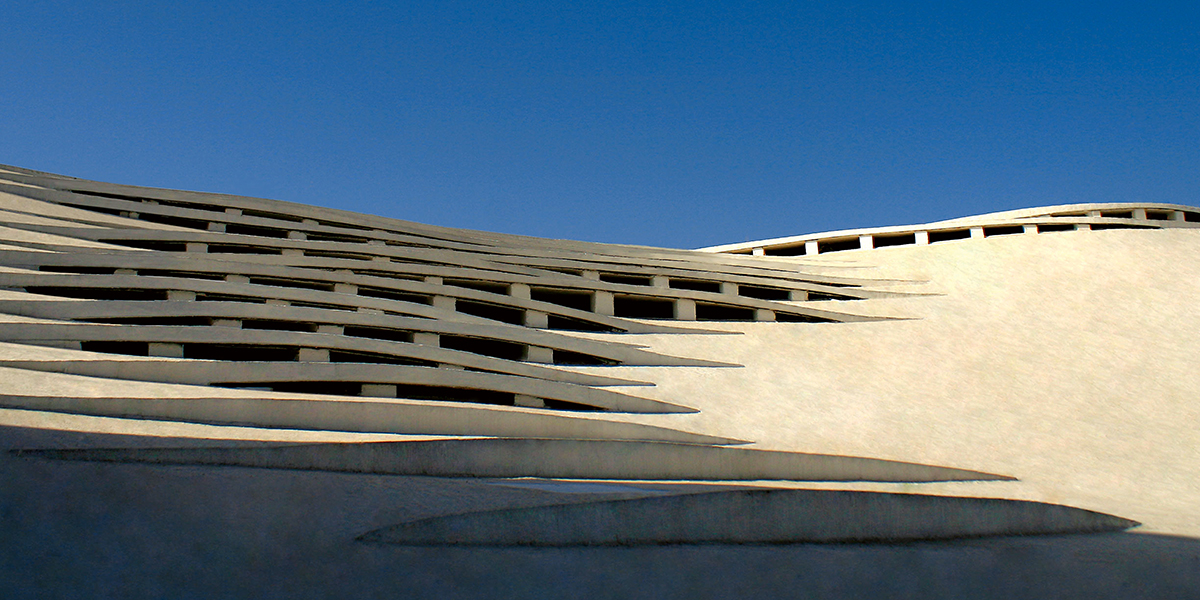 Die Masjed-e-Valiasr-Moschee in Teheran von Fluid Motion ­­Architects nimmt neue Vorstellungen der Moscheenarchitektur auf und setzt bei der Idee einer Stadtlandschaft an.