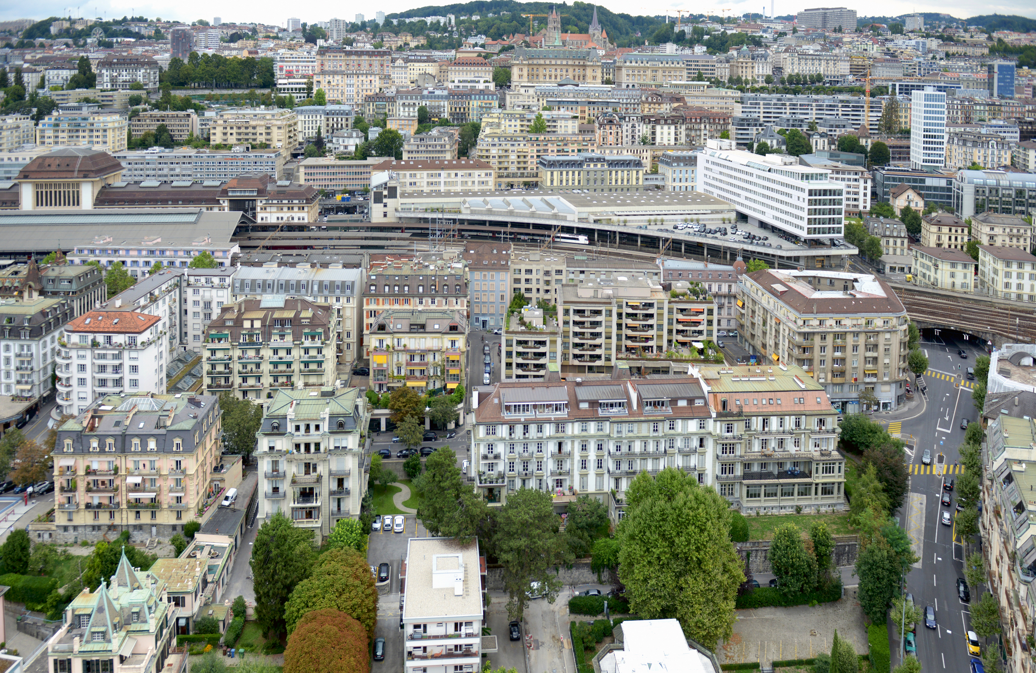 La Rasude oggi: l’imponente edificio bianco ospita la Posta Svizzera e le FFS.
