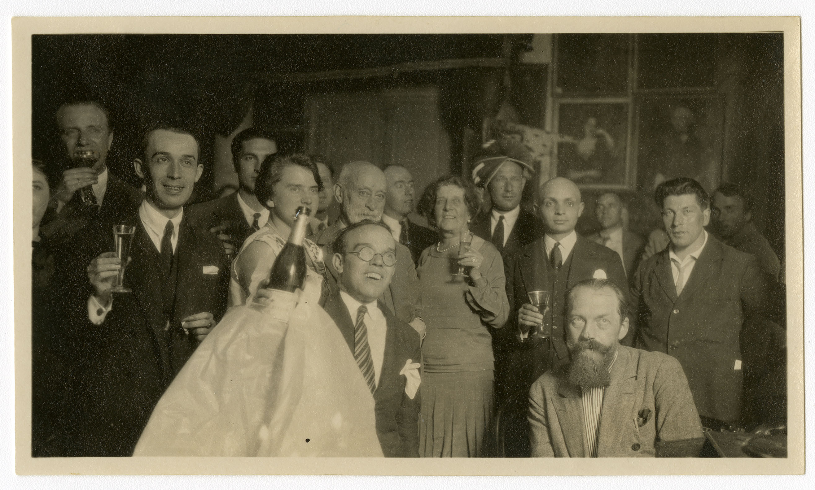 Toast en honneur de Mme de Mandrot, La Sarraz (Phot. [Emile Gos, Lausanne]), [1928]. Tirage monochrome sur papier argentique. Sartoris participe en 1928 aux réunions du Congrès international d’architecture moderne (CIAM), accueillies en la demeure d’Hélène de Mandrot, mécène du modernisme, à la Sarraz. Il y rencontre notamment Hendrik Petrus Berlage et Gerrit Rietveld.