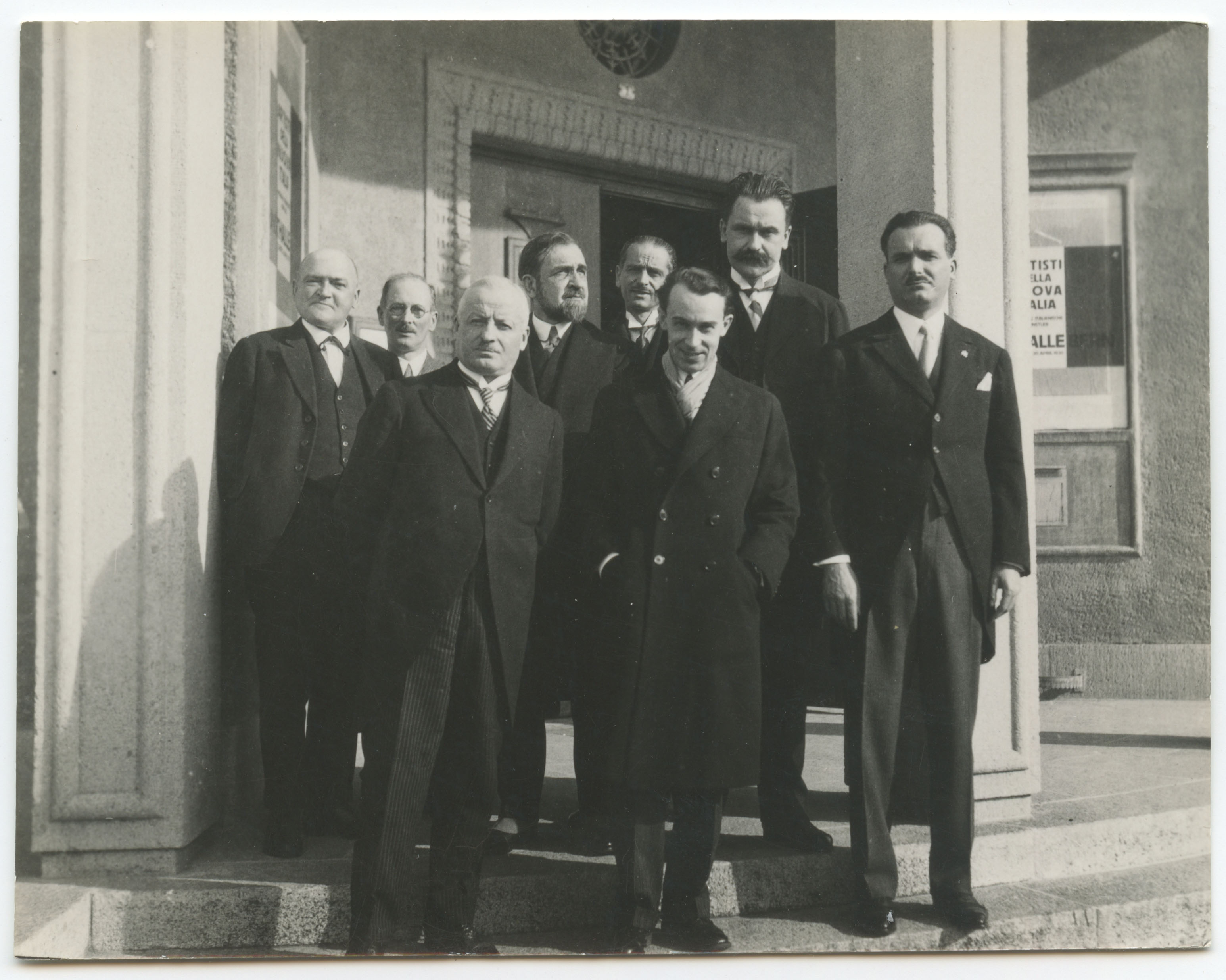 Artisti della Nuova Italia, Berne. Portrait de groupe, 15.03.1930. Tirage monochrome sur papier argentique. L’œuvre de Sartoris s’est développée entre l’Italie et la Romandie. On le voit ici entouré du conseiller fédéral Giuseppe Motta et du ministre italien Giovanni Marchi, au vernissage de l’exposition « Künstler der neuen Italien », à Berne, en 1930.