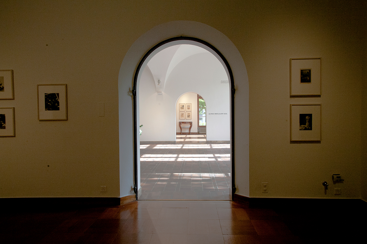 Blick aus dem Marianne-Breslauer-Saal in das Foyer. Auf der anderen Seite befindet sich der Alfred-Breslauer-Saal.