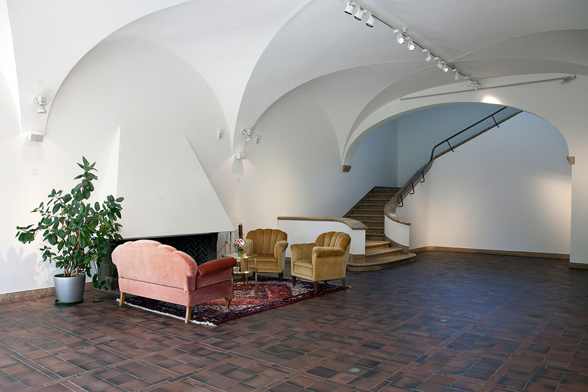 Im Kaminzimmer haben die Ausstellungsmacher mit einigen Sesseln, einem Sofa, Teppich und Zimmerpflanze ein «ursprüngliches» Ambiente geschaffen. Hier sollen auch Diskussionen stattfinden können.