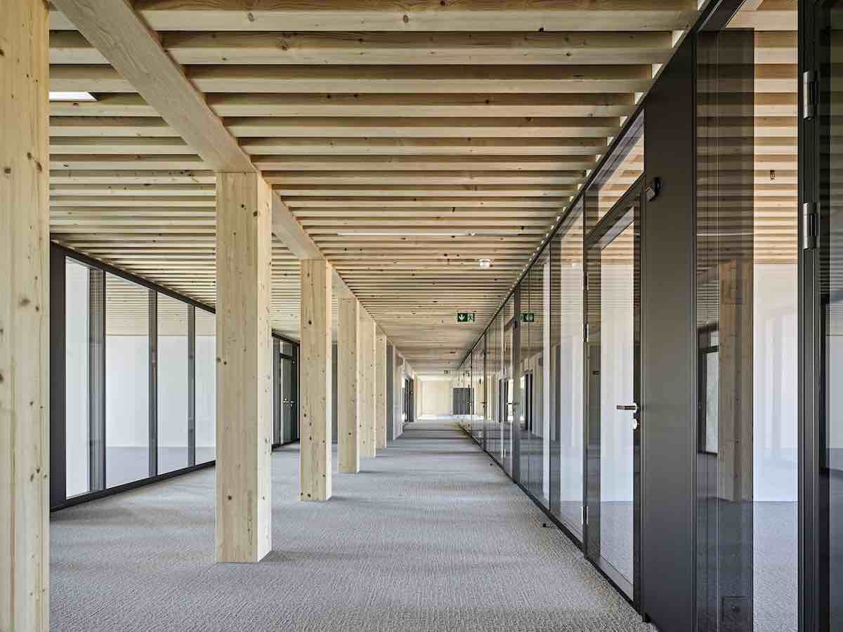 Sonderpreis Schweizer Holz: Kantonales Polizeigebäude Freiburg, Granges Paccot FR, 2017 | deillon delley architectes sa