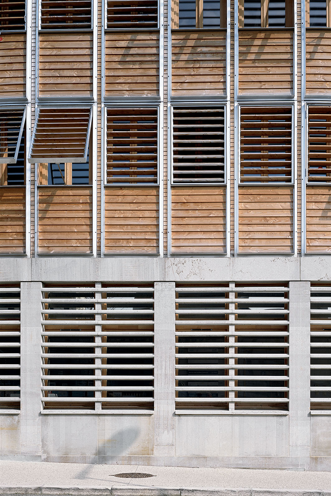 Perraudin architecture. Maison du Département de Voironnais-Chartreuse, Voiron (F) 2010-2016. Dettaglio del fronte.