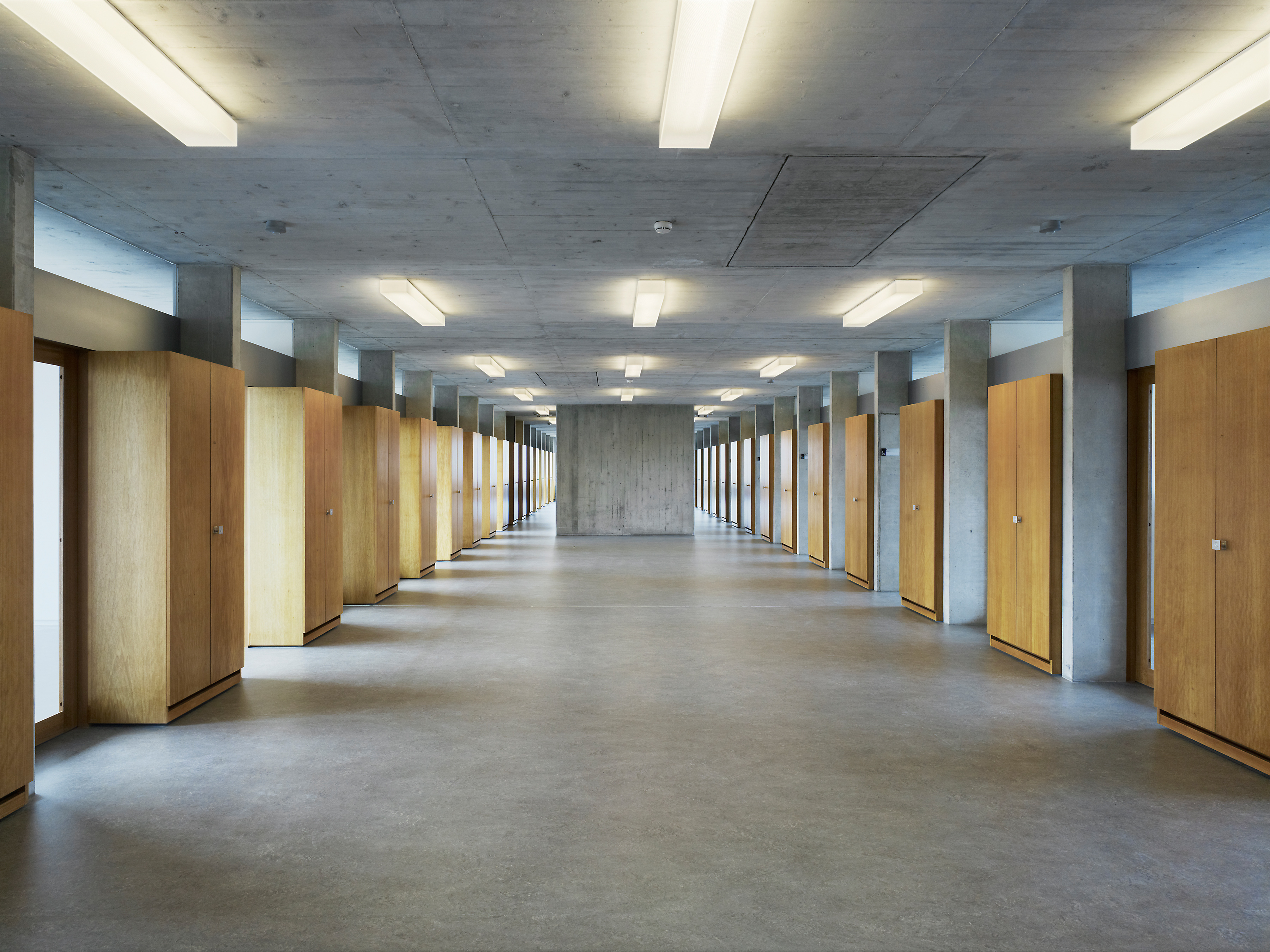 TRANSFORMATION ET AGRANDISSEMENT DU BÂTIMENT DU SERVICE DES AUTOROUTES / EVA, Givisiez (Fribourg) Architecte : Bart &amp; Buchhofer Architekten AG, Bienne.