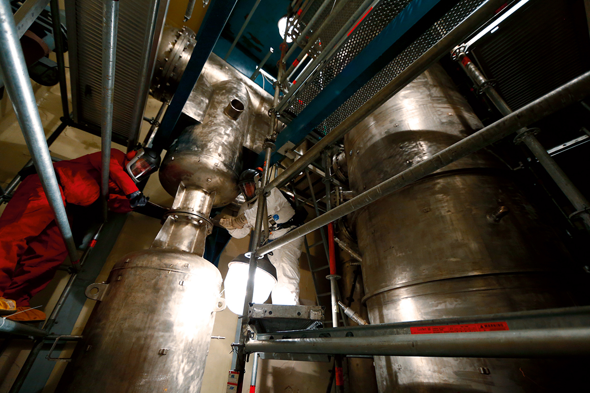 Demontagearbeiten im Spezialgebäude des Kernkraftwerks Greifswald.