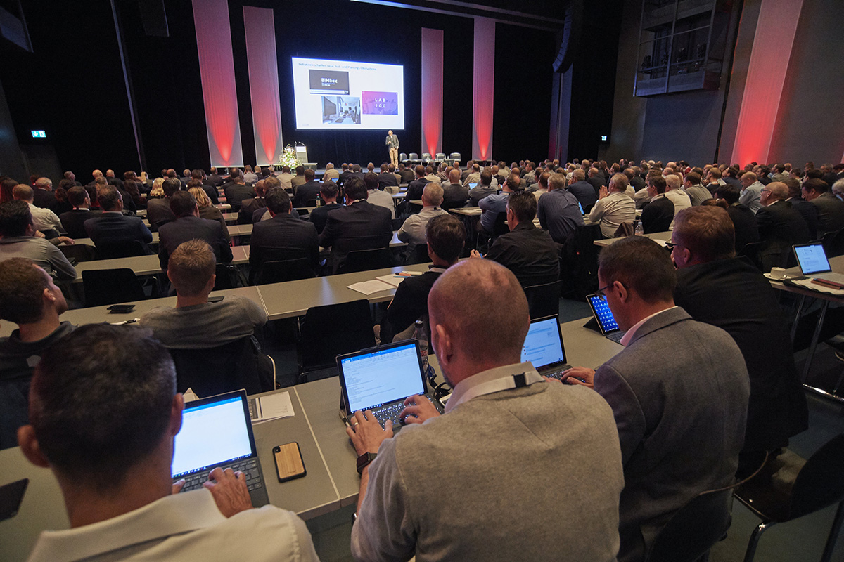 Das Gehörte wird transkribiert: aufmerksame Teilnehmer am zweiten nationalen Gebäudetechnik-Kongress, Anfang Oktober in Luzern.