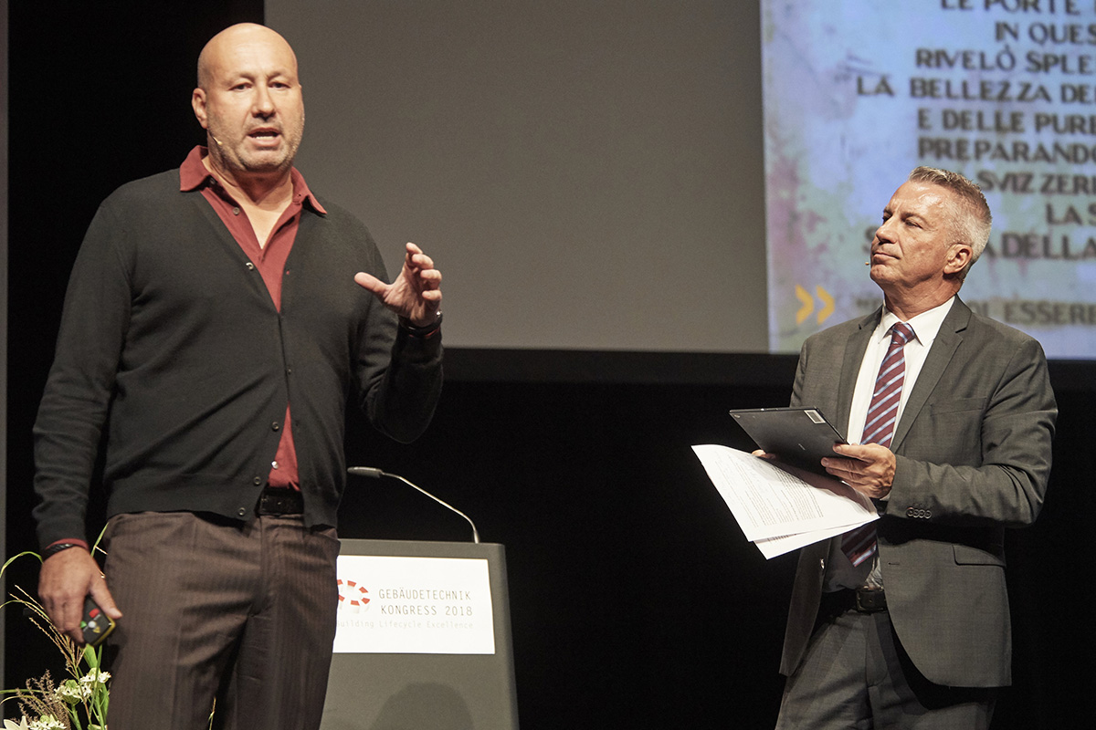 ETH-Architekturprofessor Sacha Menz (links) glaubt, dass nur ein Architekt für die sozialen Qualitäten in der gebauten Umwelt sorgen kann (rechts: Kongressmoderator Reto Lipp).