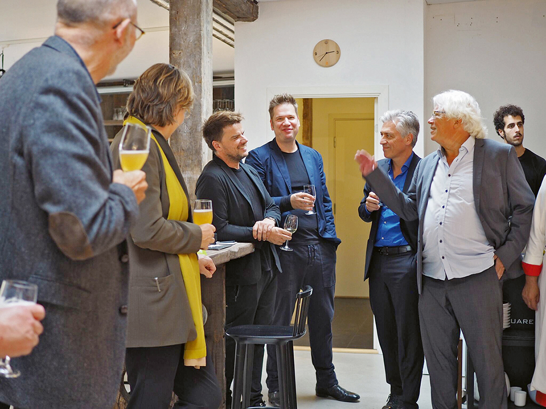 Die Architekten Bjarke Ingels (3. von links) und Simon Frommenwiler im Gespräch mit Bauingenieur Gabriele Guscetti und Ib Schifter Schou (DesignWerck).