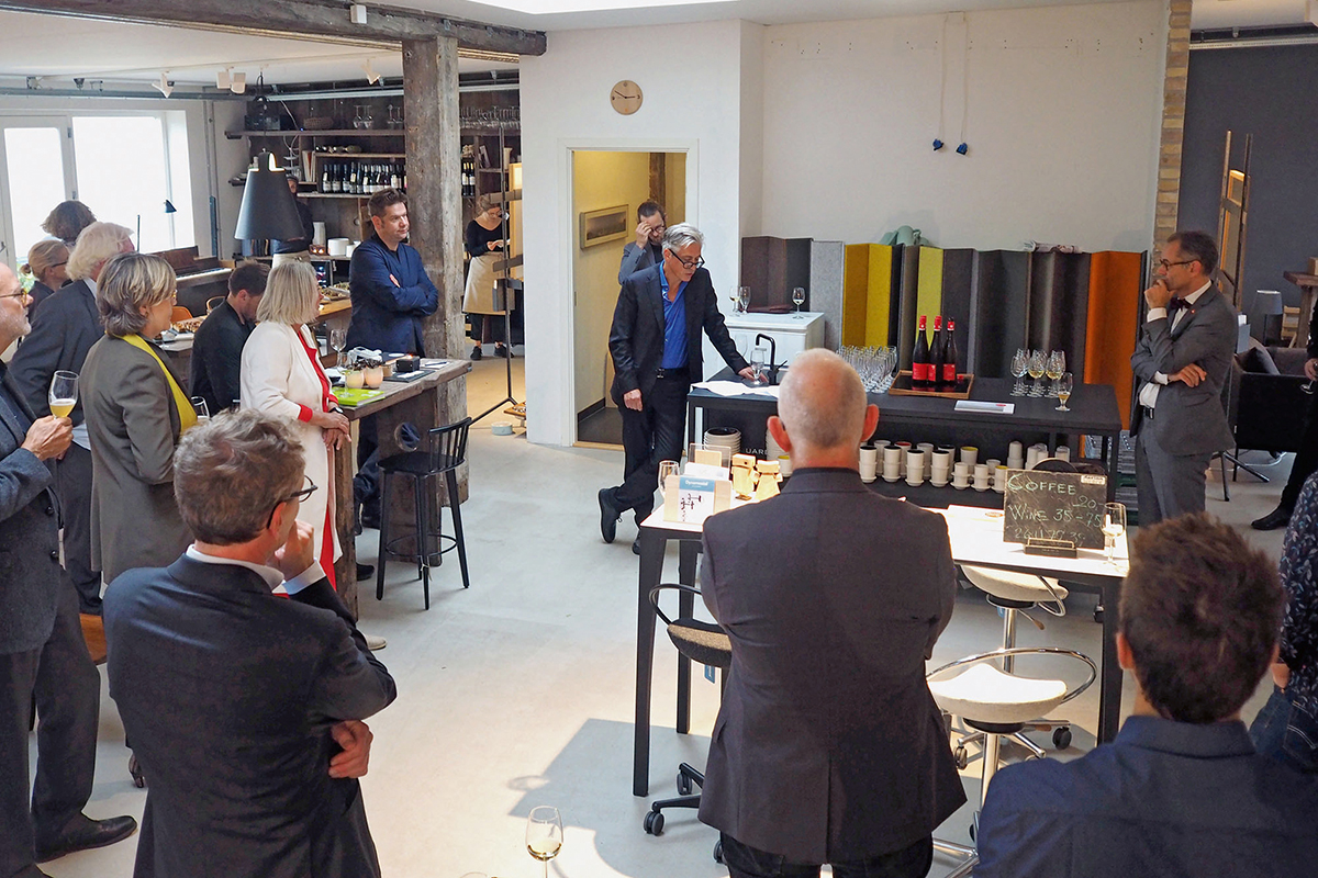 SIA-Vorstandsmitglied Gabriele Guscetti stellt die Auszeichnung «Umsicht – Regards – Sguardi» vor.