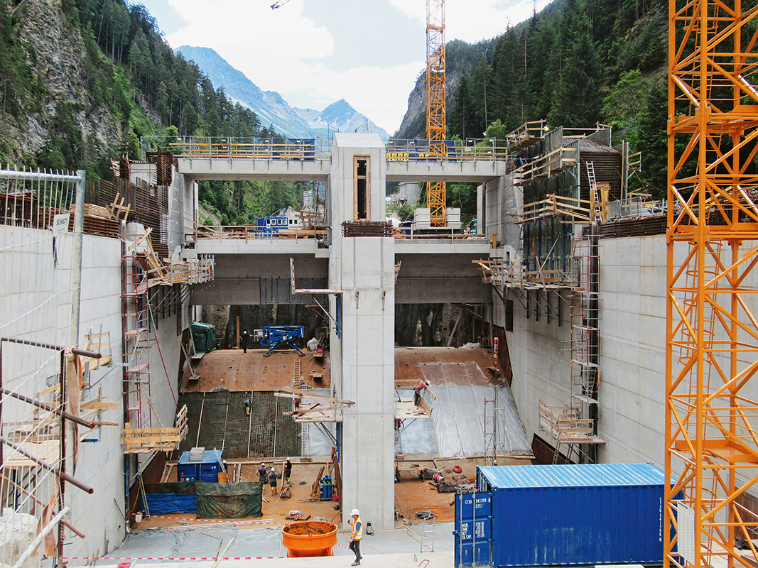 Die beiden Wehrfelder der Stauanlage im Bau. Blick gegen Fliessrichtung.
