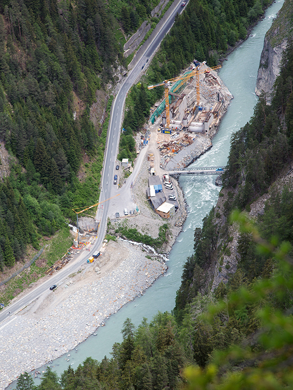 Bau der Wehranlage Ovella, links das Schweizer Ufer.