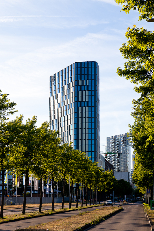819 bewegliche Aluminiumplatten sorgen für ein lebendiges Fassadenbild (Architektur: Mulderblauw architecten, Leidschendam [NL], und Paul de Ruiter, Amsterdam; Innenarchitektur öffentliche Bereiche: TANK, Amsterdam; Hotelzimmer: Conran &amp; Partner, London).