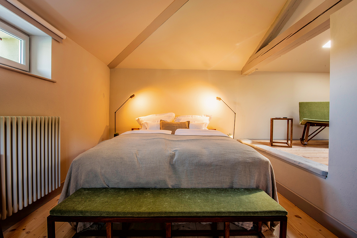 Die Möblierung im Hotel Zollhaus ist kompakt und hält dort, wo es möglich ist, Abstand zu den umgebenden Flächen.
