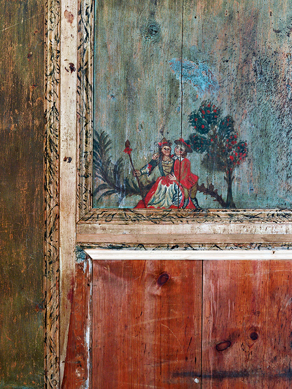 Die Malerei eines Paars ziert die Holztäferung der barocken Stube. Die fehlenden Fugenabdeckungen der Täferung sind – wo nötig – partiell ausgebessert.